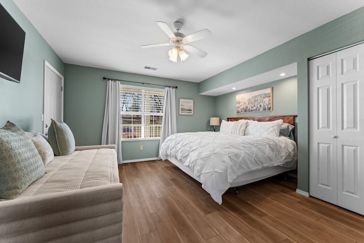 المعلم الثاني مع ملك وتوأم