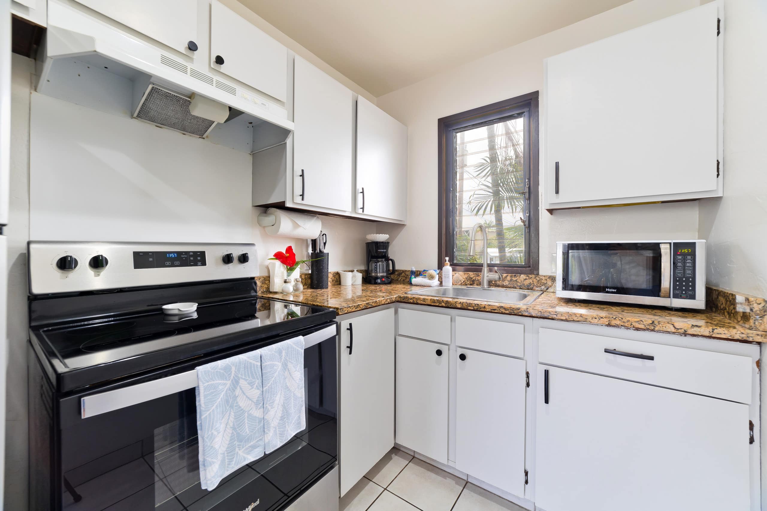 Condo in Kailua-Kona · ★4.8 · Studio · 1 bed · 1 bath - Image 17