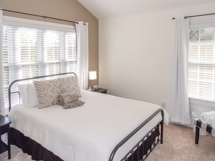 Sekundárna spálňa s manželskou posteľou na poschodí