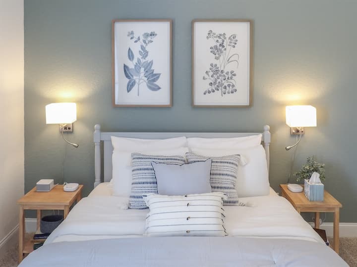 Sekundárna spálňa s manželskou posteľou na poschodí