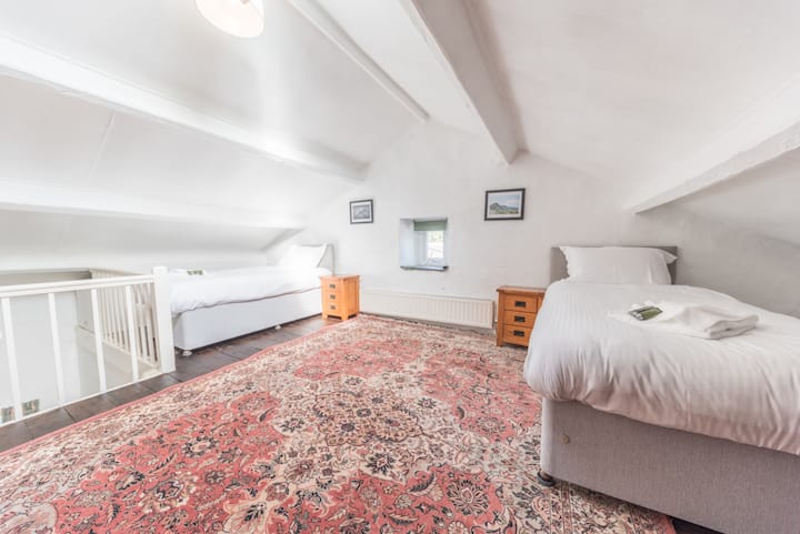 Стая с 2 отделни легла с цип и връзка