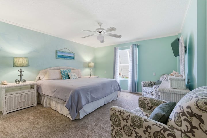 חדר שינה 11: חדר שינה מרווח עם מיטת קינג סייז