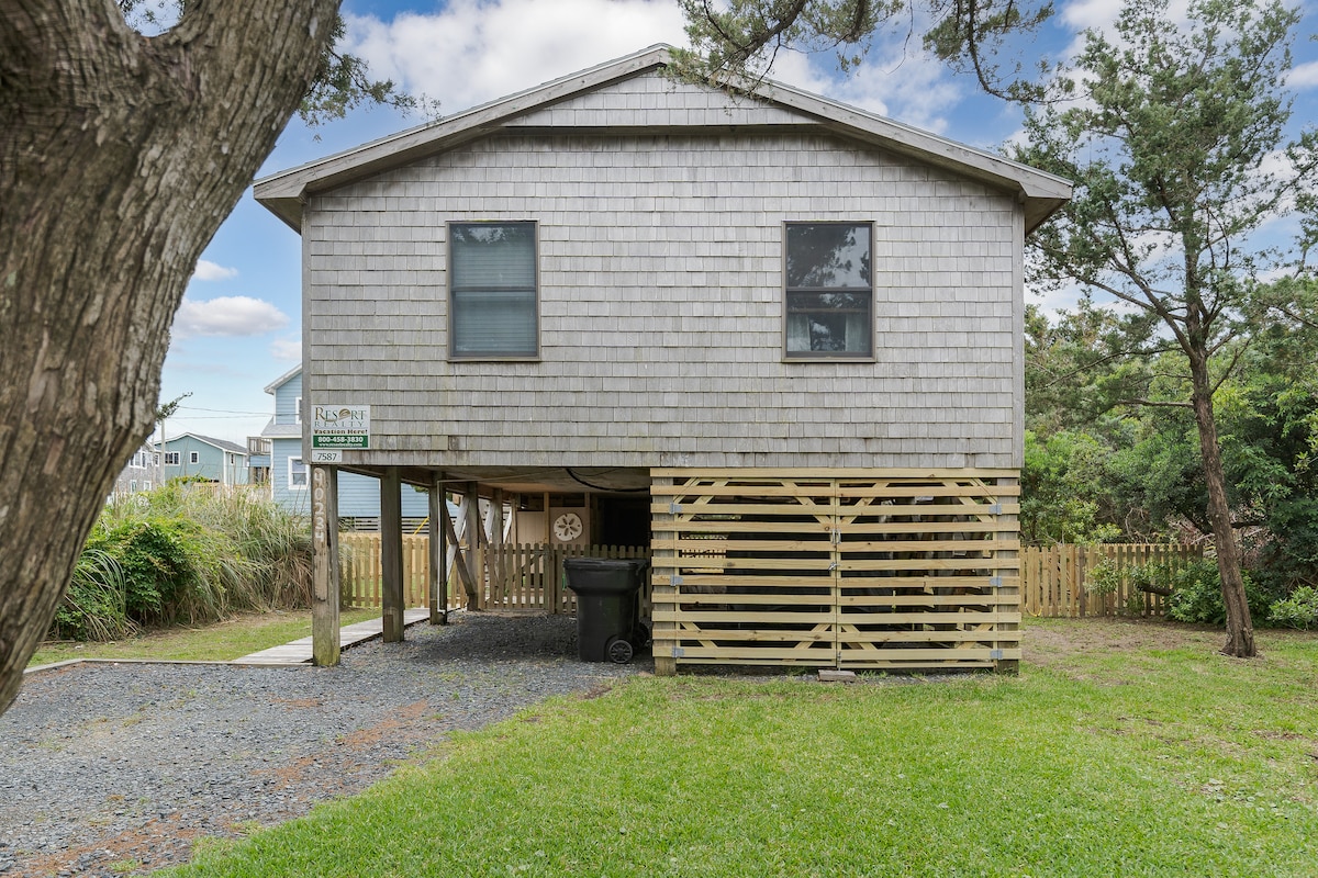 Walk to Beach | Pet-Friendly Avon Cottage