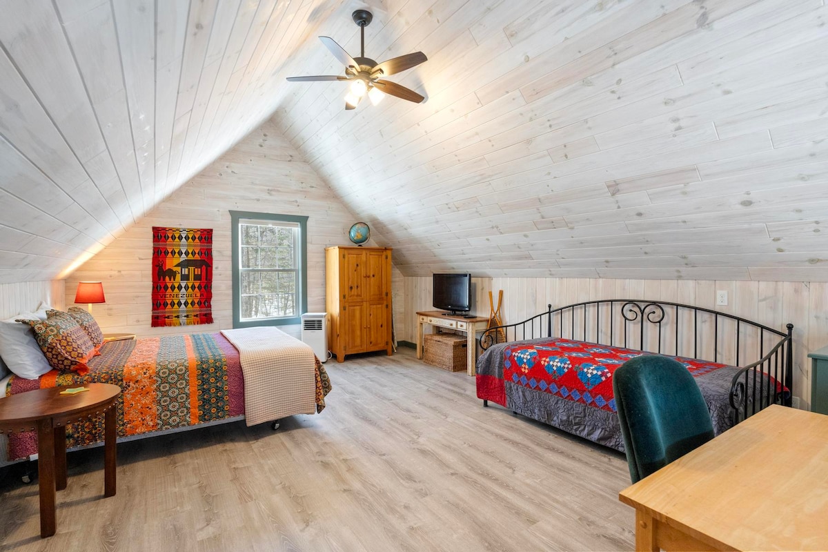 Cama tamaño queen y cama individual en el loft 