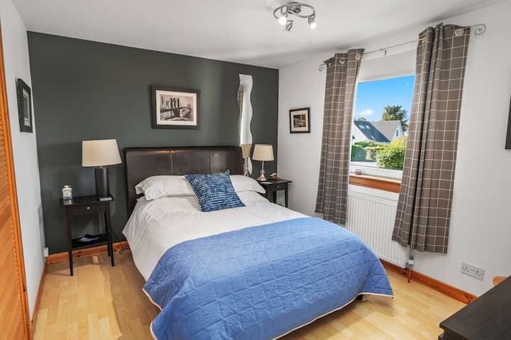 Habitación doble con ropa de cama cómoda, sábanas limpias y toallas incluidas.