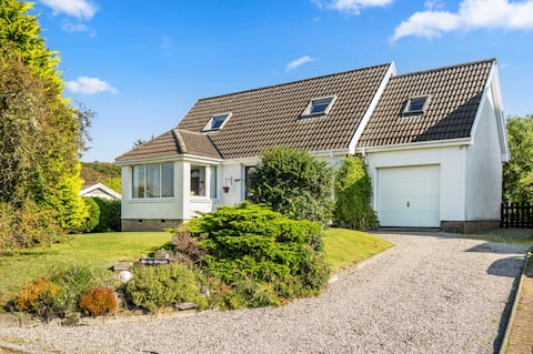 Elegant 4-Bed Escape | Sea View + Garden