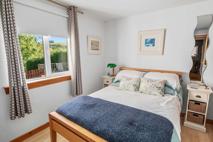 Habitación doble con almacenamiento y vistas al jardín.