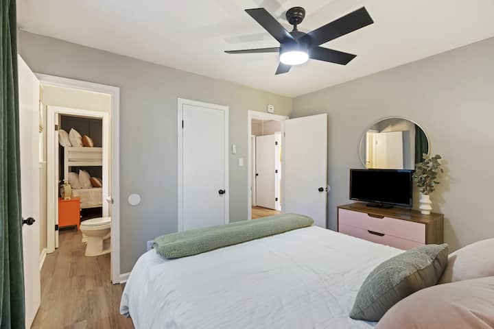 חדר עם מיטת קווין סייז וגישה לחדר רחצה משותף