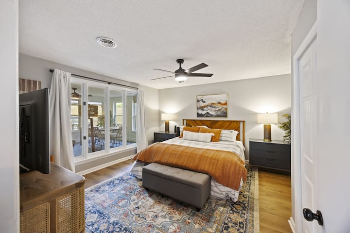 חדר שינה ראשי המשקיף על חדר שמש