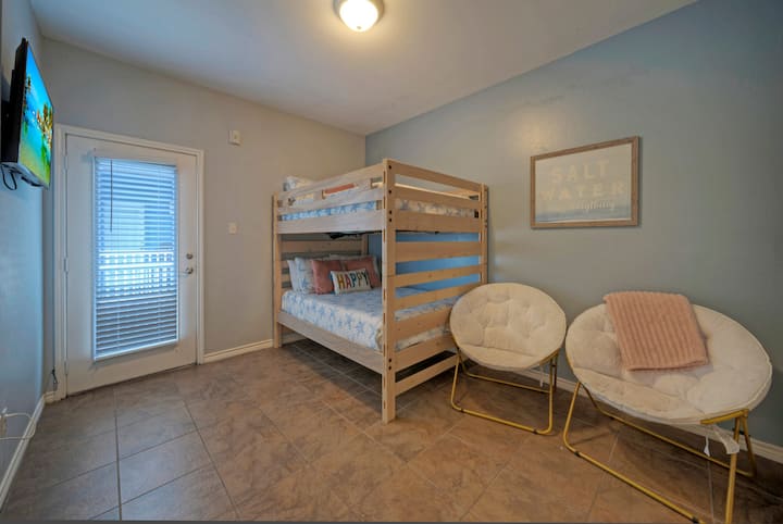 El dormitorio 2 cuenta con una litera completa/completa con baño privado. (201)