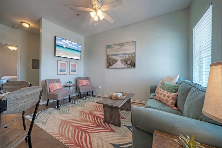 Sala de estar con sofá cama y TV para noches de cine. (206)