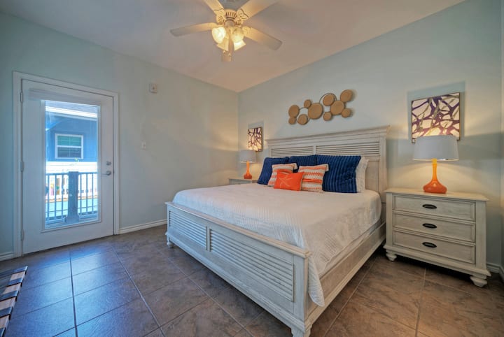 El dormitorio principal (208)  cuenta con una cama tamaño king y un baño privado.