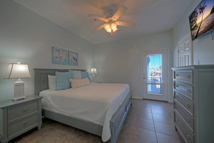 El dormitorio 1 cuenta con cama tamaño king, TV y baño privado (204)