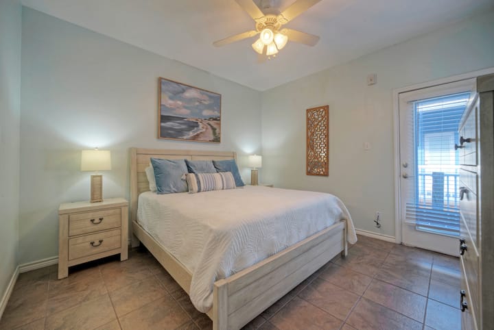 El dormitorio principal cuenta con una cama tamaño king, TV y baño privado. (202) 