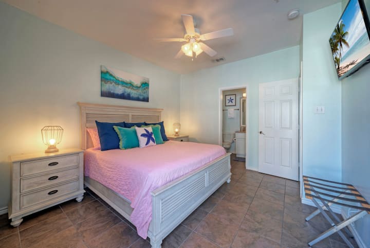 El dormitorio principal cuenta con una cama tamaño king, acceso al balcón, TV y baño privado. (209)