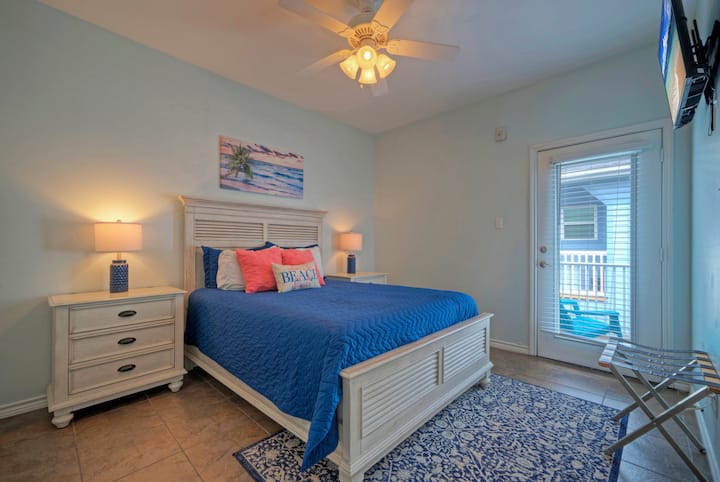 El dormitorio 2 cuenta con una cama tamaño queen, TV, balcón y un baño privado. (207)