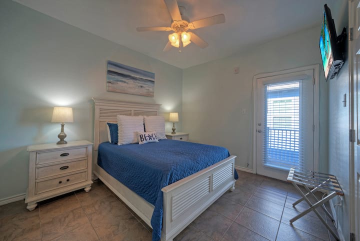 El segundo dormitorio cuenta con una cama tamaño queen, TV y un baño privado. (209)