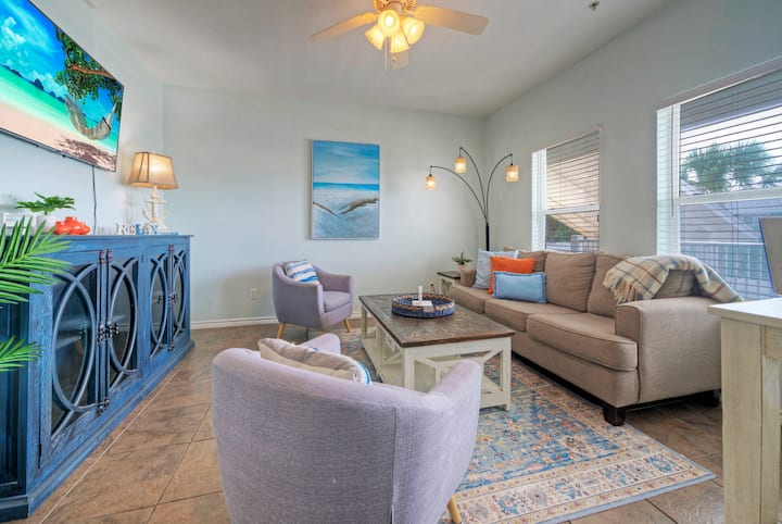 Decoración de inspiración costera, lujosos asientos y un sofá cama. (207)