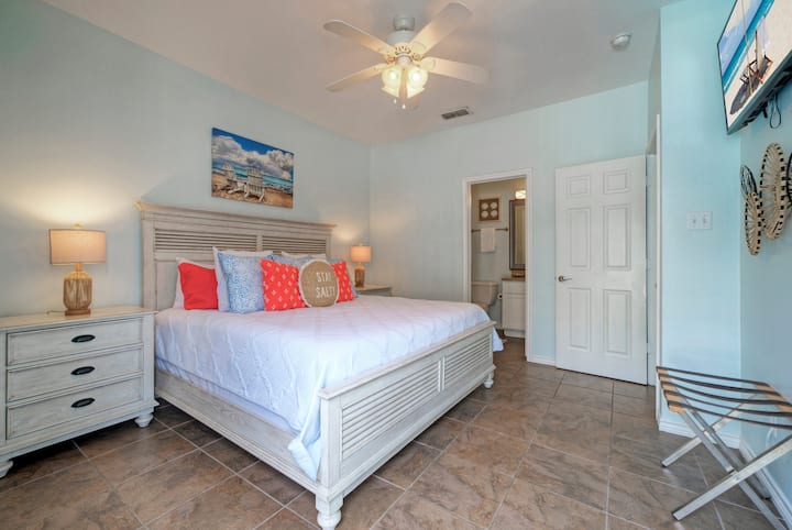 El dormitorio principal cuenta con una cama tamaño king, TV, balcón y baño privado. (207)