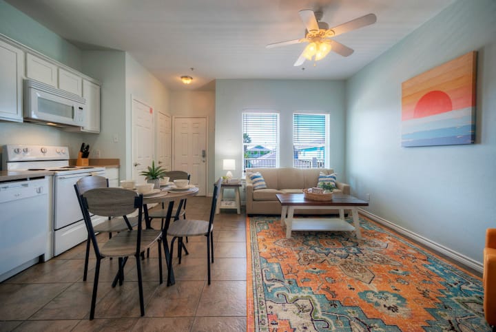 Sala de estar luminosa y espaciosa con un acogedor sofá cama para huéspedes adicionales. (205)