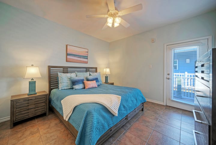 El dormitorio principal cuenta con una cama tamaño king, TV, baño privado y acceso al balcón. (203)