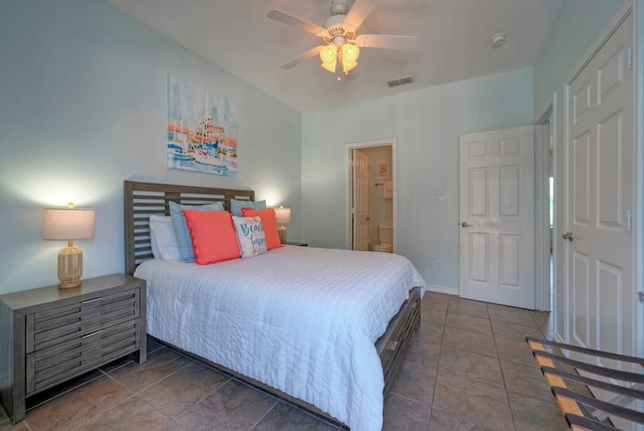 El dormitorio 2 cuenta con una cama tamaño queen, TV y un baño privado. (203)