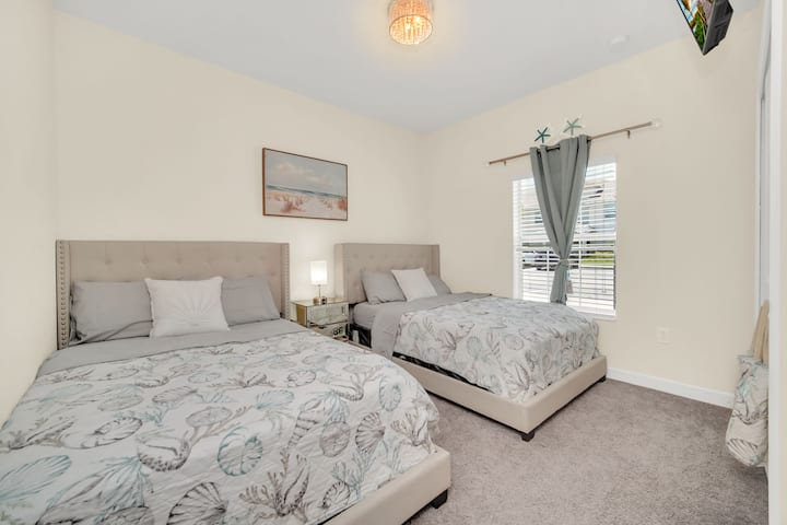 Premier étage -- Chambre 2, deux lits doubles, 2 couchages.