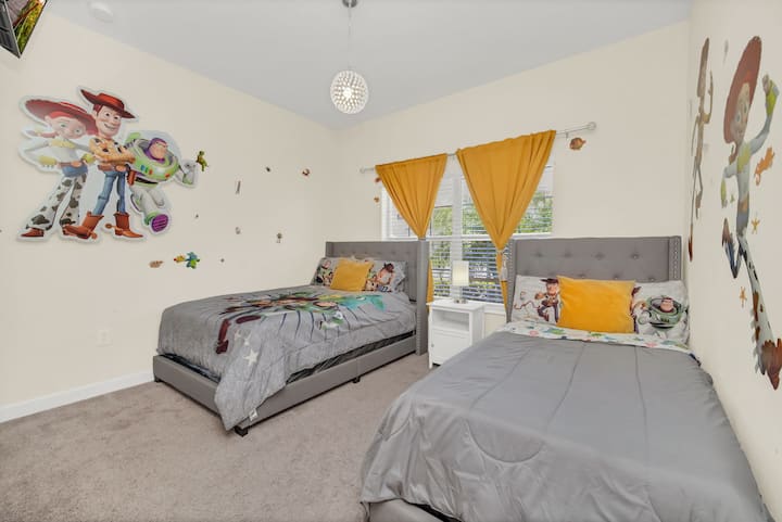 Premier étage -- Chambre 1, un lit double et un lit simple, 2 couchages.