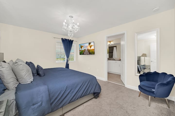 Deuxième étage -- Chambre 3, un lit King Size, 2 couchages. Salle de bain attenante.