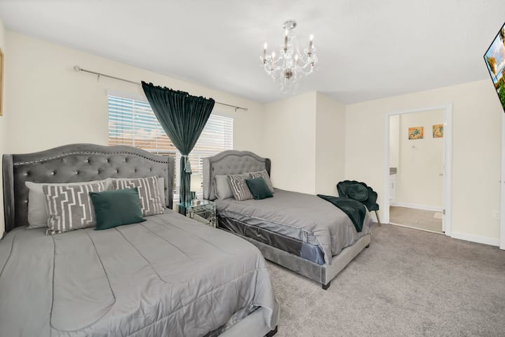 Deuxième étage -- Chambre 5, deux lits doubles, 2 couchages. Salle de bain attenante.