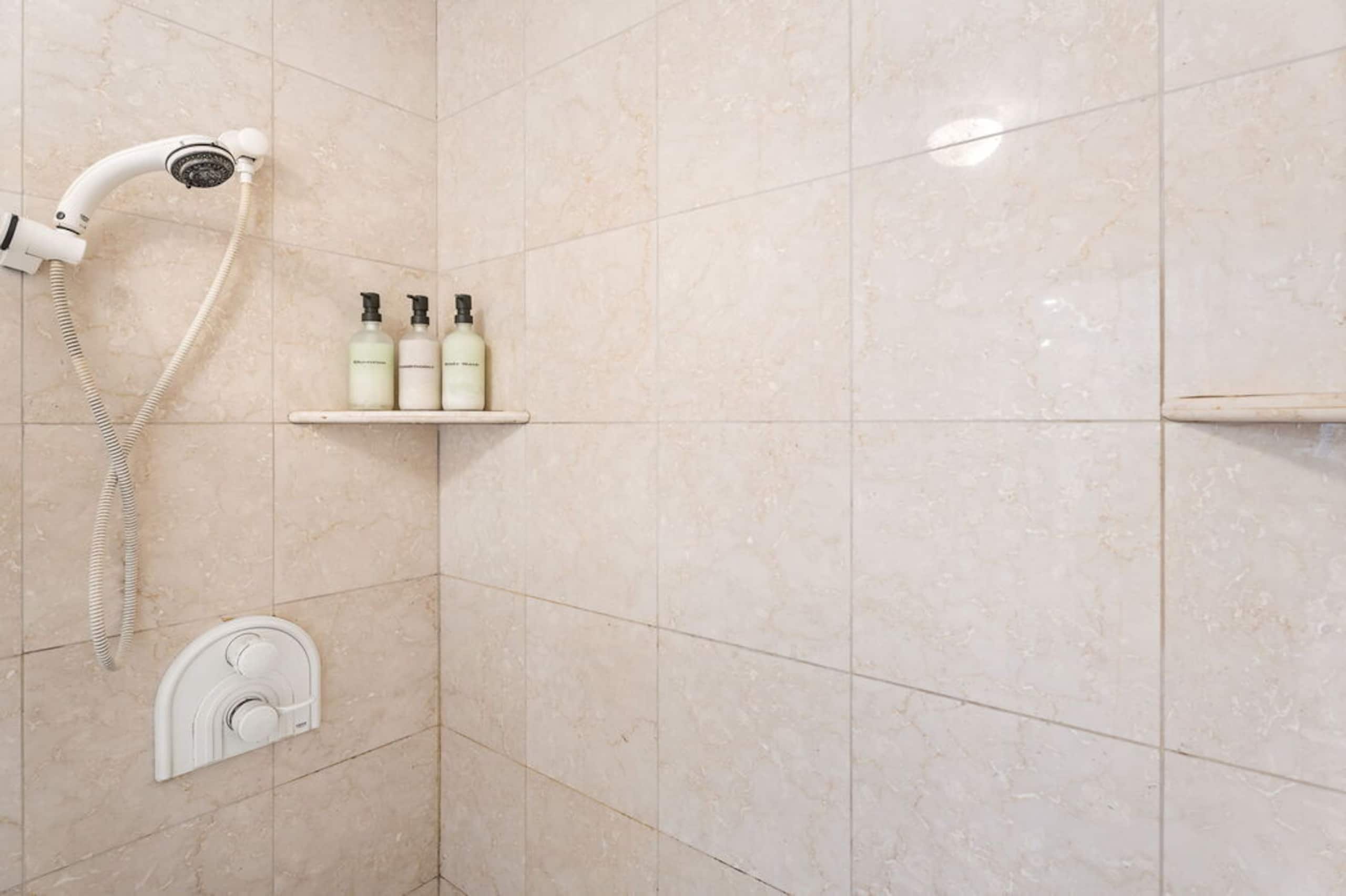 Condo in Kailua-Kona · ★5.0 · 2 bedrooms · 4 beds · 2.5 baths - Image 17