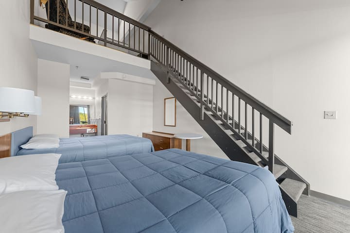 Udobna i prostrana soba u stilu potkrovlja s mekanim bračnim krevetima koji nude udobnost i opuštanje nakon dana pustolovine.