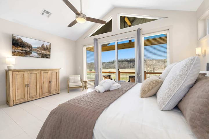 Chumba cha kulala cha Msingi kina kitanda cha ukubwa wa King, Televisheni mahiri, kabati, kabati na bafu la chumba cha kulala.