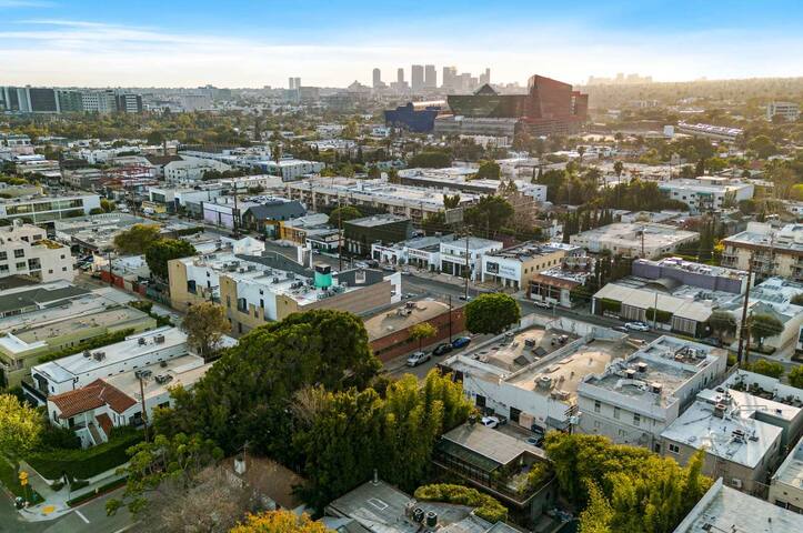 Cozy, 3BD, gated West Hollywood Villa w Hottub gallery image 3