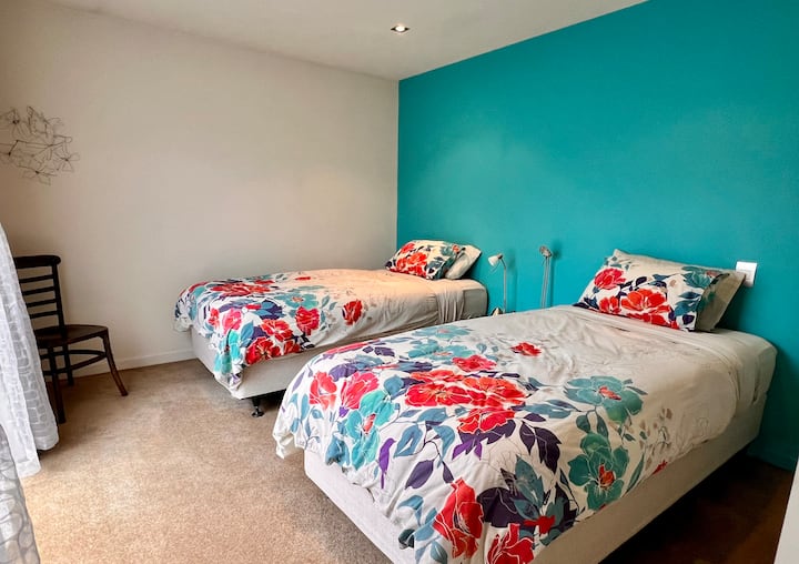 Მე-4 საძინებელში არის 2 ერთადგილიანი საწოლი