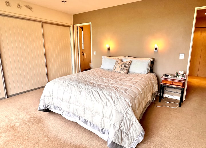 1 საძინებელში არის საწოლი 152 × 203 სმ