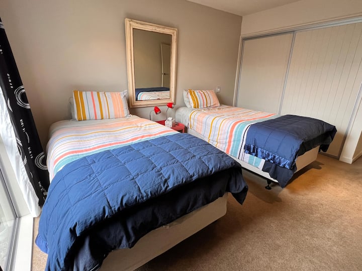 Მე ‑ 2 საძინებელში არის 2 ერთადგილიანი საწოლი