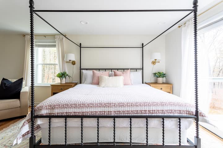 Principal bedroom with pink hues 