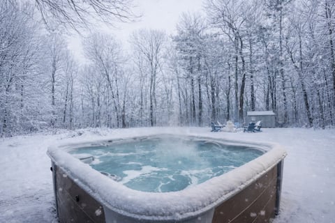 Fabulous Fun Home w/ hot tub in Saugerties