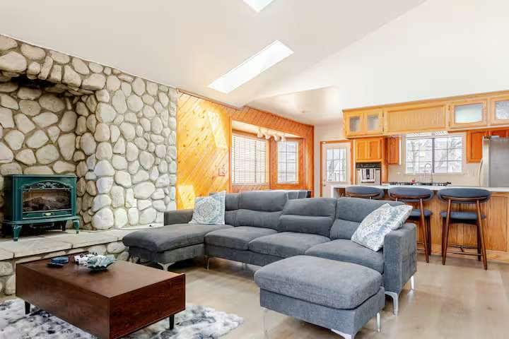 Ფართო მისაღები ოთახი თაღოვანი ჭერითა და ბუხრით,

Გახსენით განლაგება სამზარეულოსა და საუზმის ბარში,

Შეშის მყუდრო ღუმელი გრილი ღამეებისთვის,

Ნათელი შეზლონგი ტელევიზორითა და Wi-Fi ქსელით,

Თბილი, სოფლის შესასვლელი