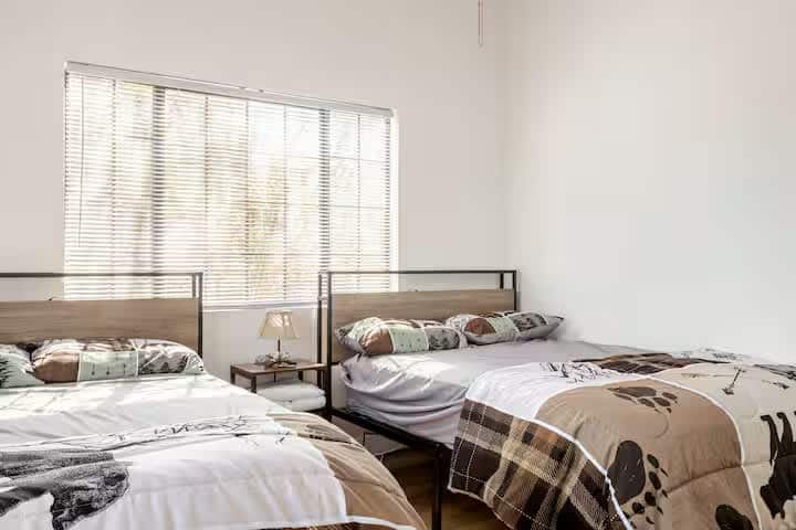 Ორადგილიანი საწოლი, სარკისებური კარადა, კომოდი,

Ორი ორადგილიანი საწოლი, მყუდრო თეთრეული, ნათელი და ოჯახებისთვის შესაფერისი.