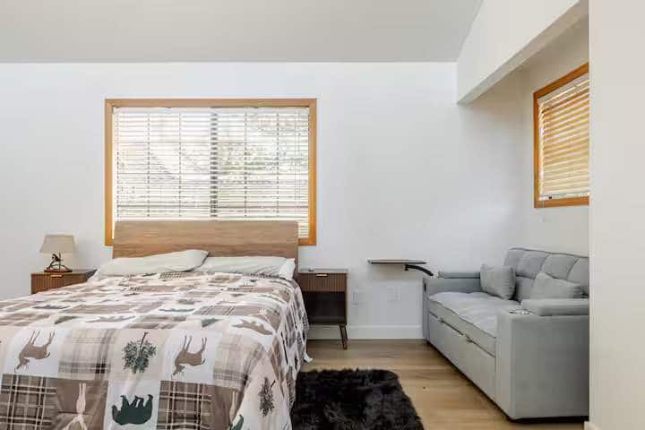 Ფართო ოთახი ორადგილიანი საწოლითა და რბილი ხალიჩით,

Საწოლი 152 × 203 სმ და კომფორტული დივნის დასაჯდომი ადგილები,

Ორმაგი ამაოება დიდი სარკით,

Საშხაპის/აბაზანის კომბინიზონი სოფლის შტრიხებით,

Ნათელი სივრცე ხის კარადებით,

Ბრტყელეკრანიანი ტელევიზორი და მედია-კონსოლი.