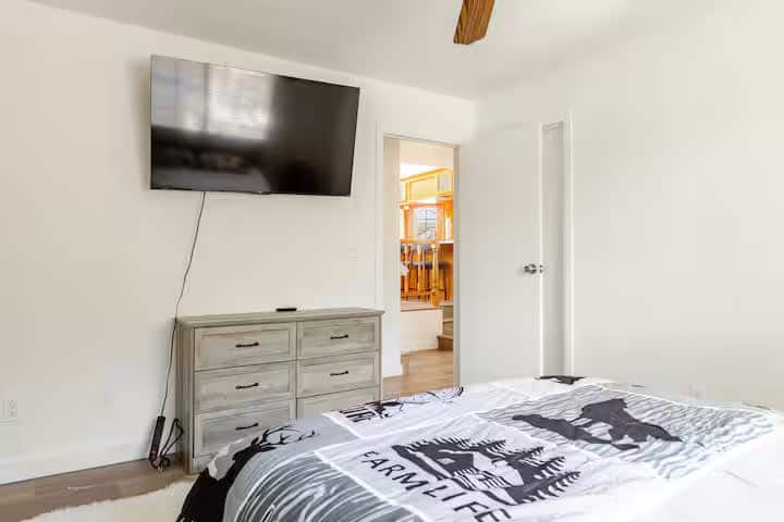 ორადგილიანი საწოლი რბილი თეთრეულით, ჭერის ვენტილატორით და ბუნებრივი განათებით,

ბრტყელეკრანიანი ტელევიზორი და კომოდი დამატებითი კომფორტისთვის,

მყუდრო ორადგილიანი საწოლი ტუმბოებითა და ლამპებით,

სარკისებური კარადა და სუფთა, ფართო განლაგება შესანახად.