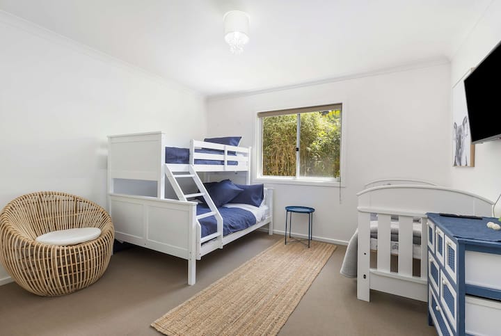 El dormitorio 3 es perfecto para niños, con un Tri-Bunk (base doble, parte superior individual), una cama individual adicional, una cuna para niños y un televisor inteligente.