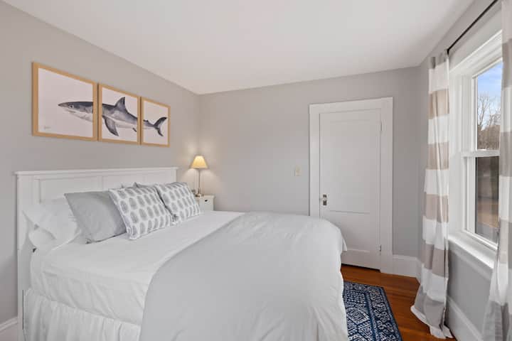 Queen bedroom located on the 2nd floor