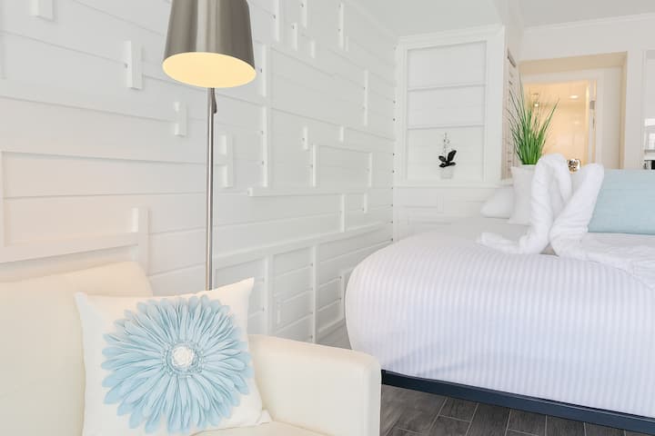 在配备高档床上用品的豪华特大号床上，伴着海浪声入睡