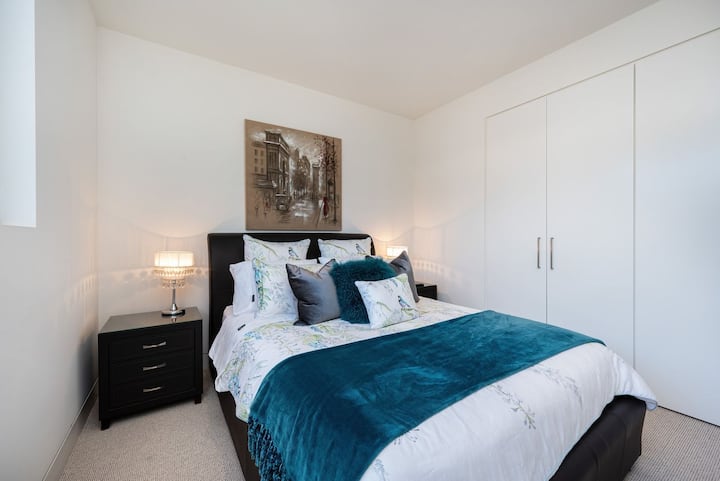 Tweede slaapkamer met queensize bed.