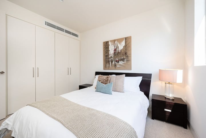 Derde slaapkamer met queensize bed.