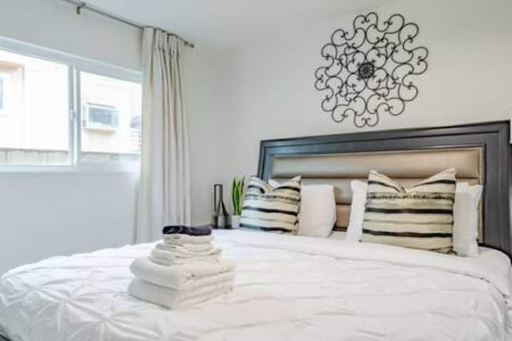 מבט מקרוב על חדר השינה השני השלו.