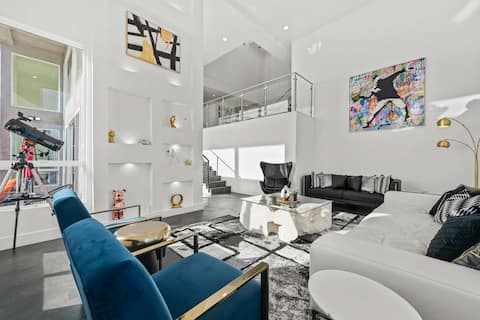 Luxury 5BR Estate: Hot Tub, Game Room & Views